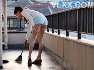 FSDSS-513-C Tôi trú ẩn trong một khách sạn trong một trận mưa xối xả bất ngờ và liên tục bị cấp dưới không biết thỏa mãn tình dục của mình làm cho xuất tinh. …