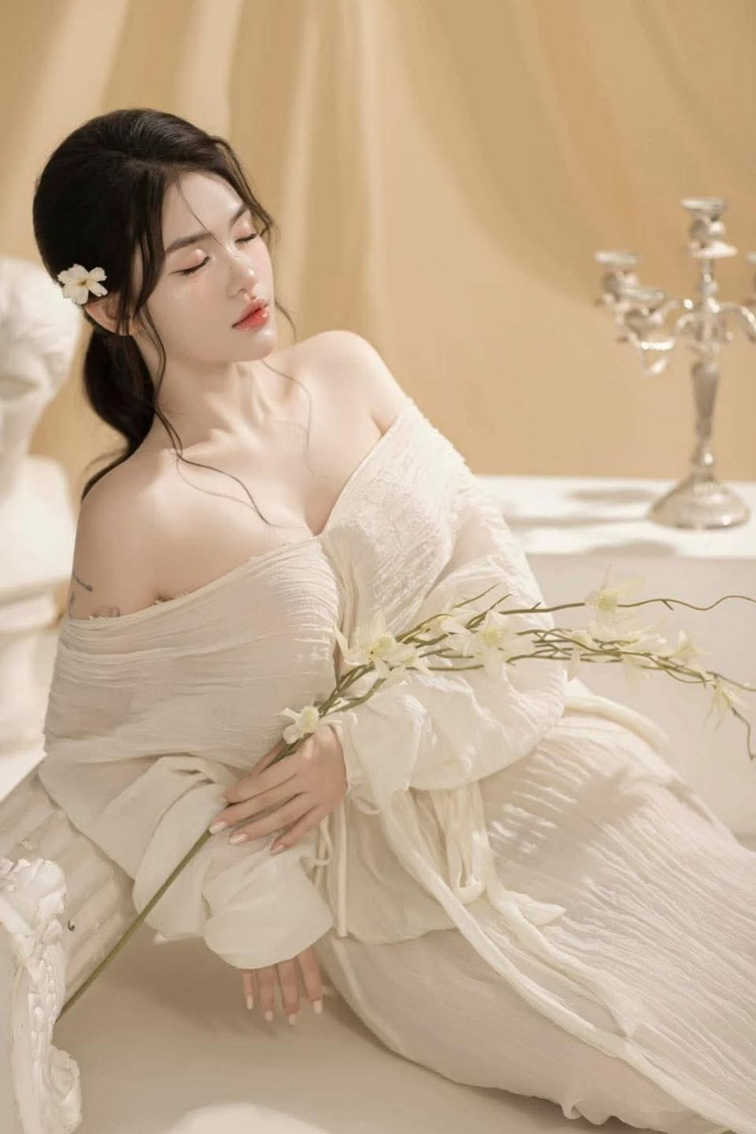 Hết bắp em chuyển sang ăn cậu bé anh